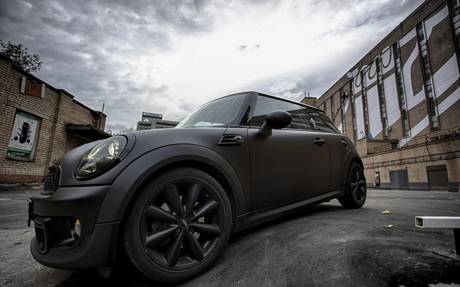 Endüstriyel alanda mat siyah MINI Cooper