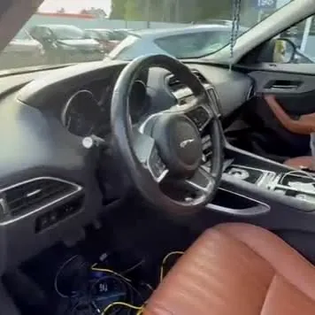 Jaguar XF kabininde diagnostik bağlantı kabloları
