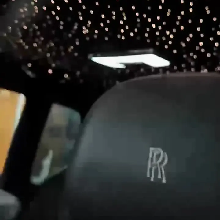Rolls-Royce Cullinan kabininde yıldız tavan ve RR işlemeli koltuk başlığı