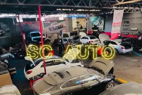 SC Auto atölyesinde farklı araçların bulunduğu çalışma alanı